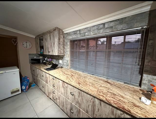 4 BEDROOM FREESTANDING FOR SALE IN FAUNA PARK